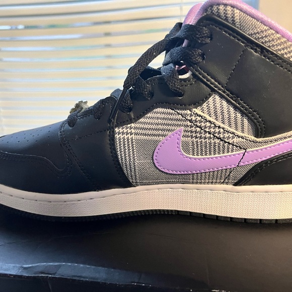 Air Jordan 1 Mid SE (GS) - Picture 14 of 16